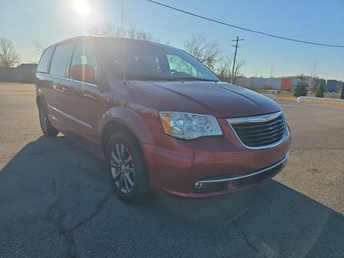 Used 2015 Chrysler Town & Country S image 3