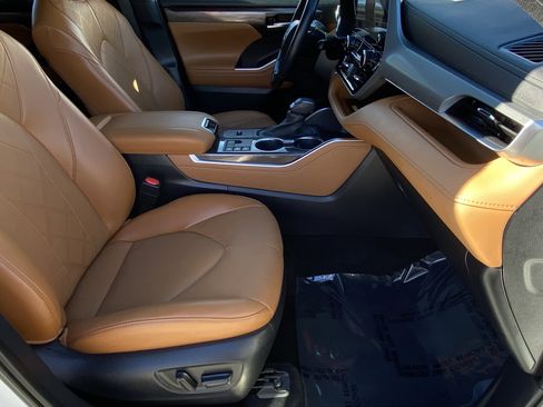 Used 2023 Toyota Highlander Platinum image 10