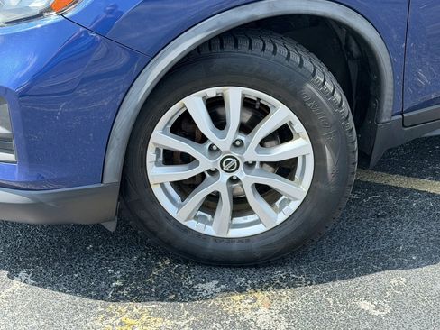 Used 2018 Nissan Rogue SV FWD image 3