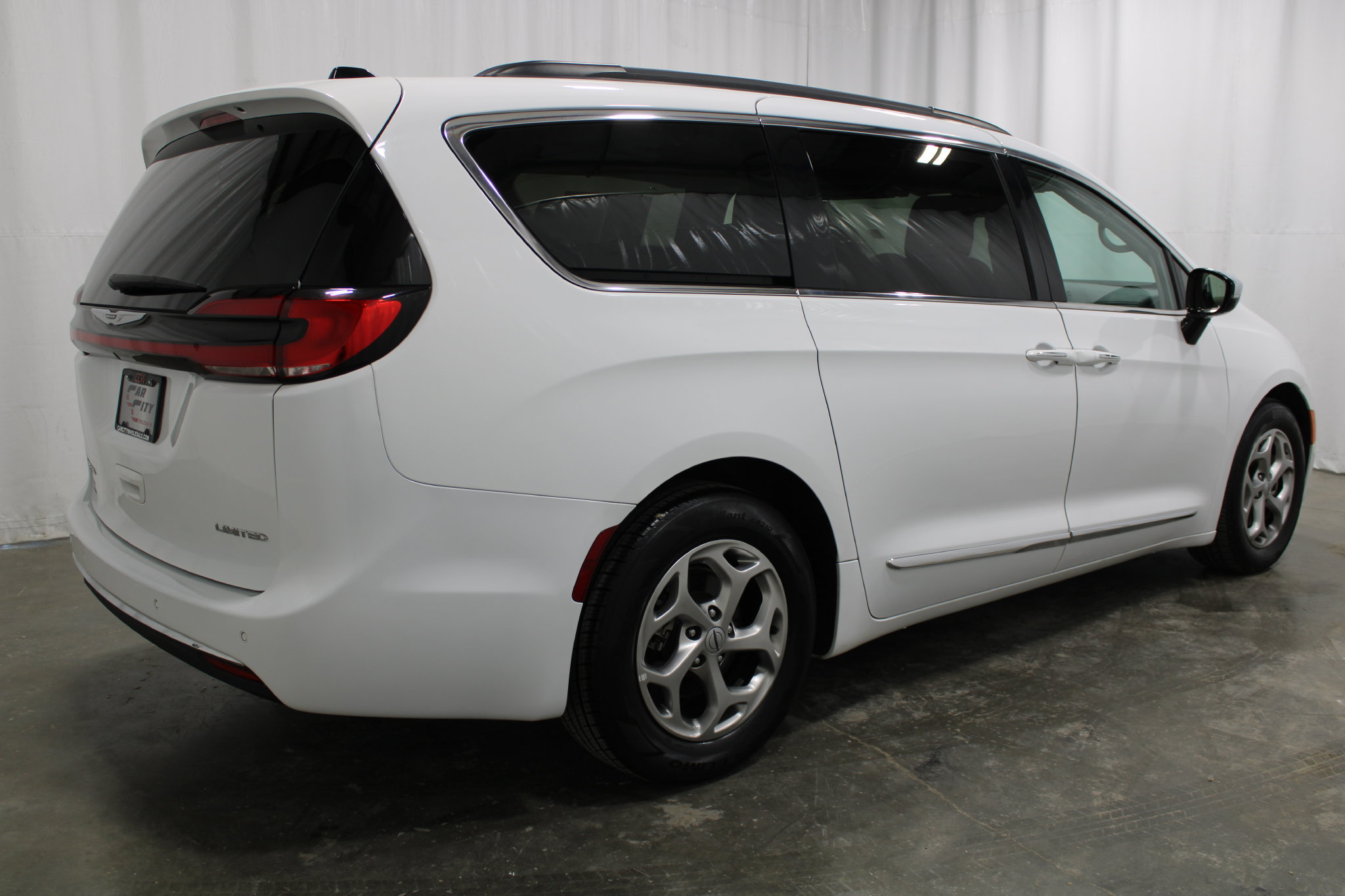 Used 2023 Chrysler Pacifica Limited FWD image 6