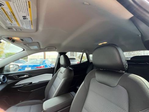 Used 2025 Chevrolet Trax LT FWD image 32