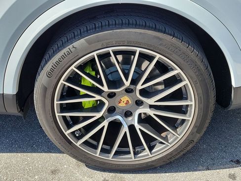Certified 2022 Porsche Cayenne E-Hybrid Coupe w/ Premium Plus Package AWD/4WD image 11