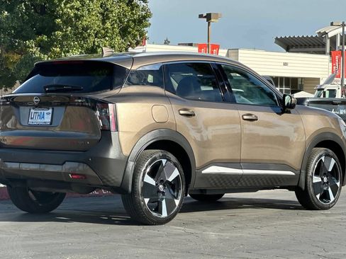 Used 2025 Nissan Kicks SR w/ SR Premium Package AWD/4WD image 2