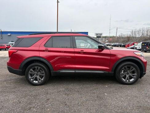 Used 2022 Ford Explorer XLT w/ Equipment Group 202A image 5