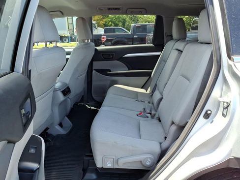 Used 2019 Toyota Highlander LE AWD/4WD image 5