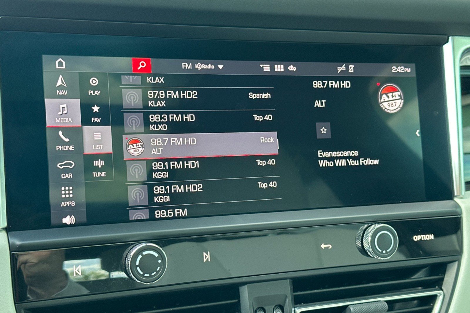 Certified 2023 Porsche Macan AWD/4WD image 18