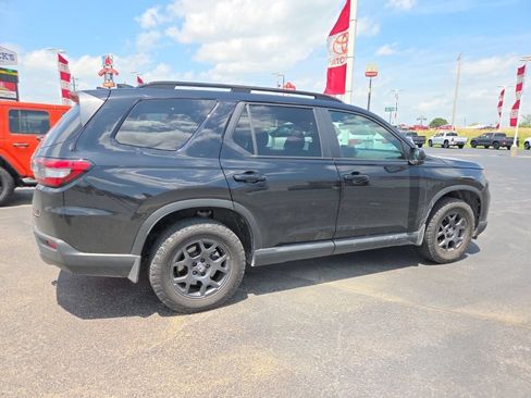 Used 2025 Honda Pilot TrailSport image 8