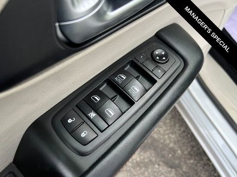 Used 2020 Chrysler Pacifica Touring-L FWD image 15
