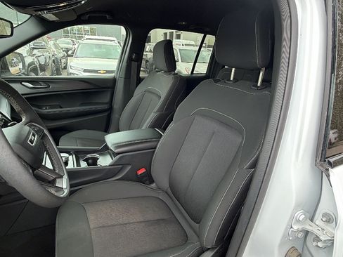 Certified 2024 Jeep Grand Cherokee Laredo AWD/4WD image 17