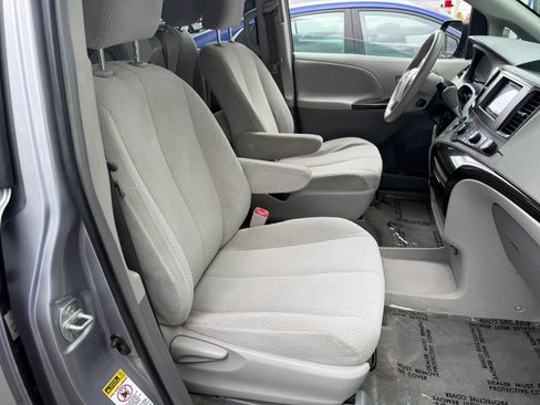 Used 2012 Toyota Sienna LE FWD image 19