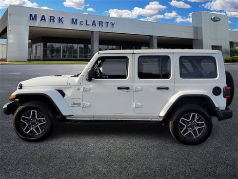 Used 2024 Jeep Wrangler Sahara image 6