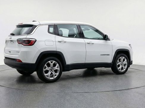 Used 2025 Jeep Compass Latitude AWD/4WD image 9