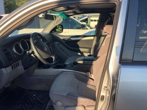 Used 2005 Toyota 4Runner SR5 AWD/4WD image 4
