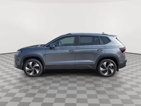 Used 2025 Volkswagen Taos SE w/ Panoramic Sunroof Package AWD/4WD image 6