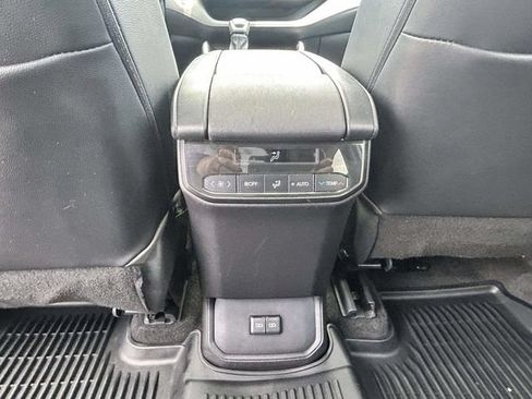 Used 2023 Toyota Highlander XLE FWD image 11