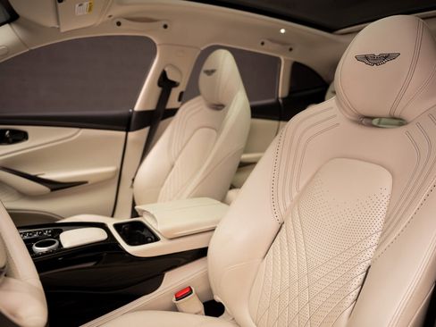 Used 2021 Aston Martin DBX image 59