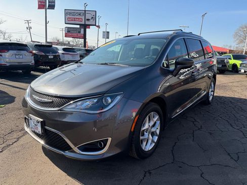 Used 2018 Chrysler Pacifica Touring-L w/ Tire & Wheel Group image 3