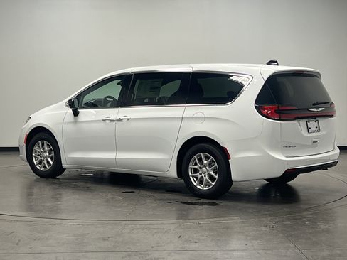 New 2026 Chrysler Pacifica Select image 6