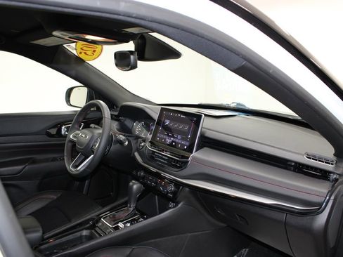 Used 2025 Jeep Compass Trailhawk AWD/4WD image 26
