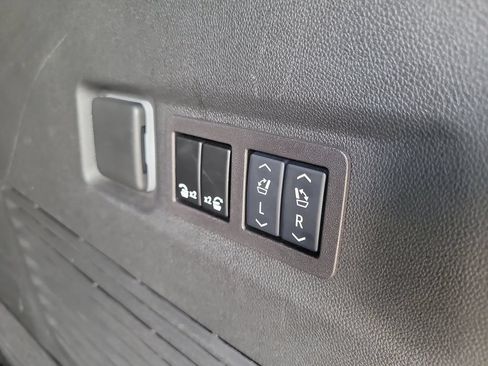 Used 2024 GMC Yukon XL AT4 w/ AT4 Premium Plus Package AWD/4WD image 13