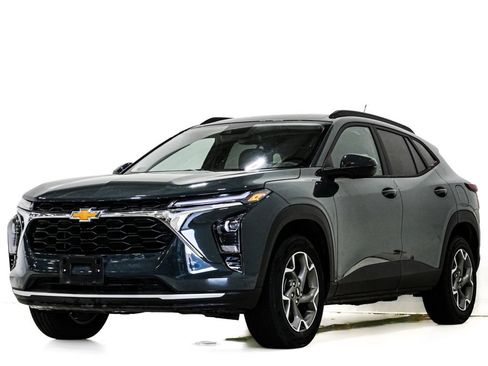 Used 2025 Chevrolet Trax LT FWD image 3