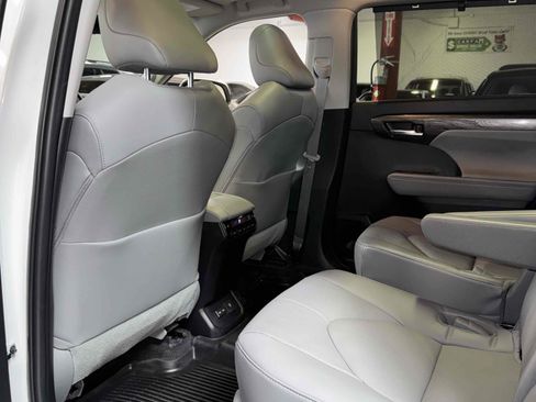 Used 2023 Toyota Highlander Platinum image 44