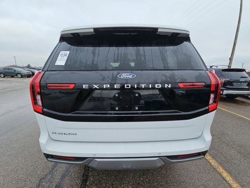 Used 2025 Ford Expedition Platinum image 5