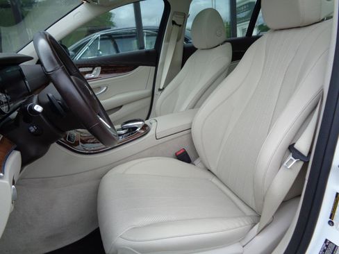 Used 2019 Mercedes-Benz E 300 4MATIC image 2