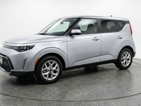 Used 2025 Kia Soul LX w/ LX Technology Package FWD image 3