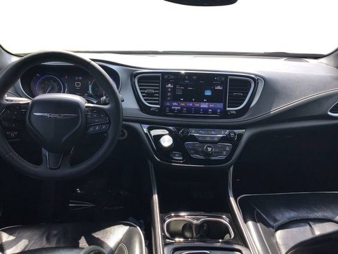 Used 2025 Chrysler Pacifica Limited FWD image 23