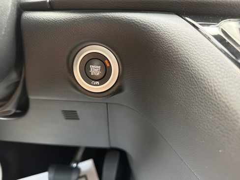 Used 2025 Chrysler Pacifica Select FWD image 24
