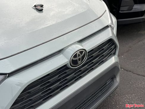 Used 2022 Toyota RAV4 XLE FWD image 7