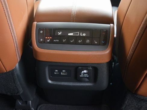 Used 2024 Nissan Pathfinder Platinum image 37