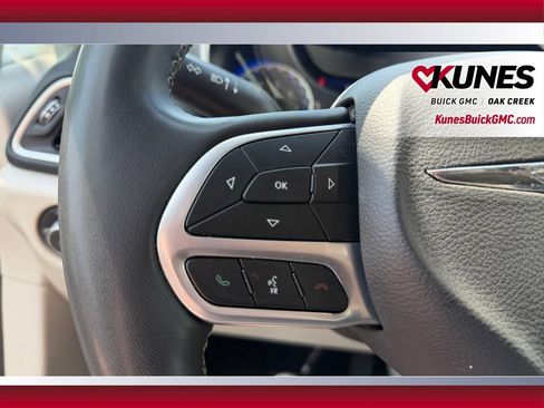 Used 2024 Chrysler Pacifica Touring-L FWD image 17