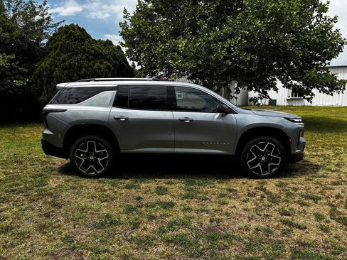 Used 2025 Chevrolet Traverse High Country FWD image 6
