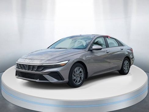 Certified 2024 Hyundai Elantra SEL FWD image 2