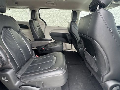 Used 2020 Chrysler Pacifica Touring-L image 15