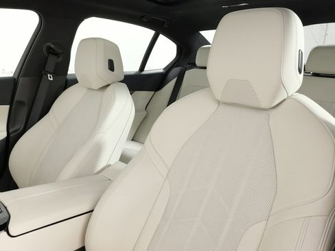 Used 2025 BMW 530i xDrive w/ Premium Package image 32