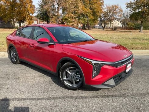 New 2025 Kia K4 LXS image 2