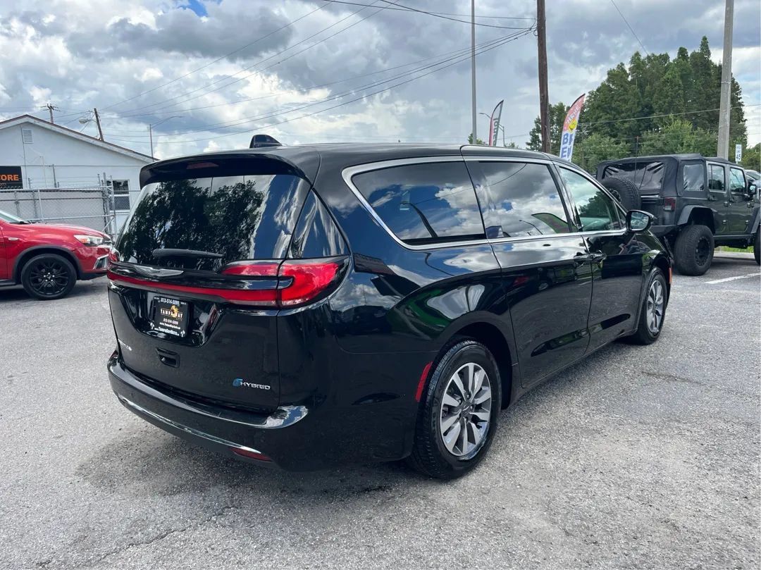 Used 2024 Chrysler Pacifica Limited FWD image 5
