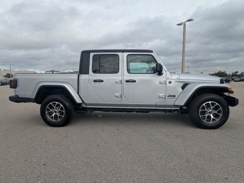 Used 2024 Jeep Gladiator Sport image 4