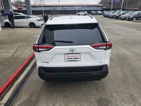 Used 2021 Toyota RAV4 XLE w/ Convenience Package image 5