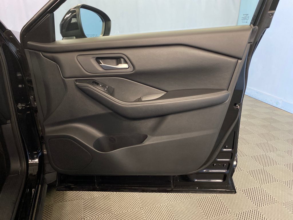 Used 2025 Nissan Rogue SV AWD/4WD image 44