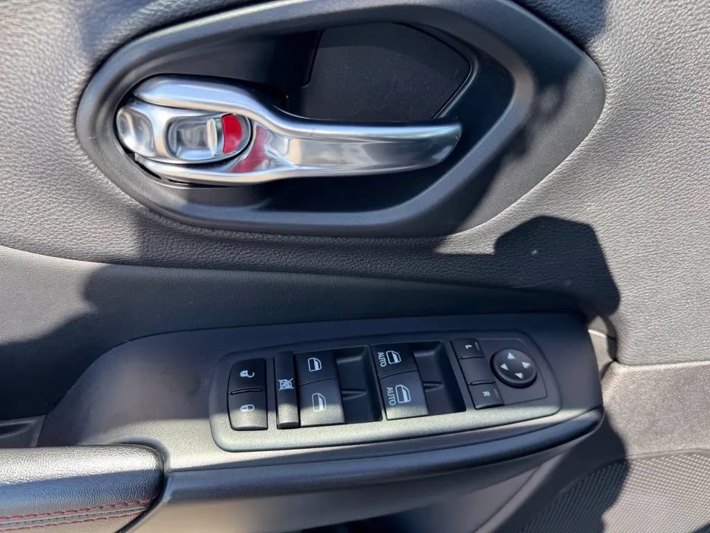 Used 2020 Jeep Cherokee Trailhawk w/ Cold Weather Group AWD/4WD image 12