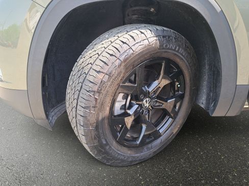 Used 2024 Volkswagen Atlas Peak Edition SE image 32