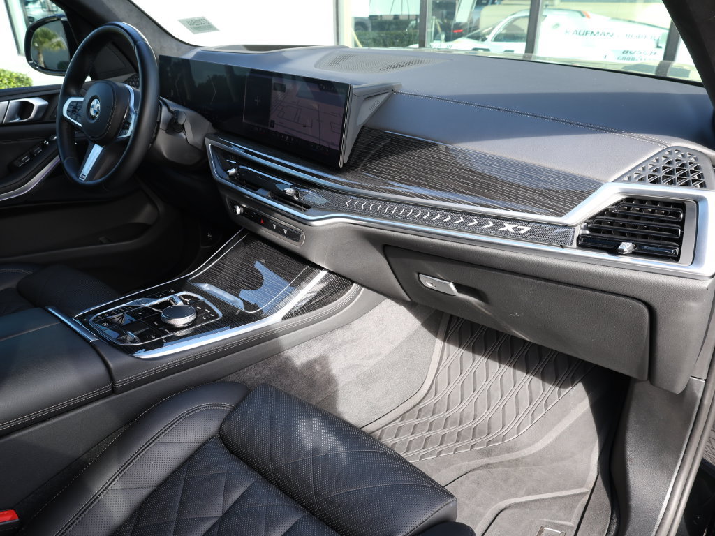 Used 2024 BMW X7 xDrive40i w/ M Sport Package AWD/4WD image 28