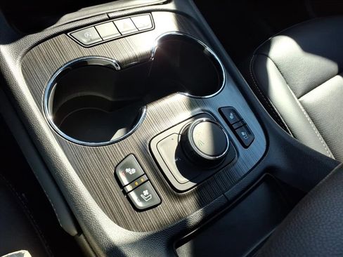 Used 2022 GMC Acadia SLT w/ Elevation Edition image 25