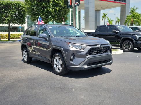 Used 2021 Toyota RAV4 XLE FWD image 2