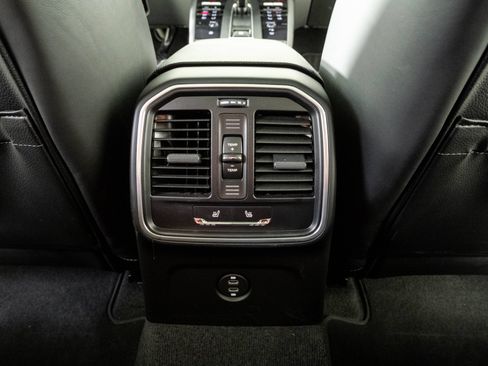 Certified 2024 Porsche Macan S AWD/4WD image 21