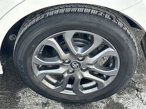 Used 2020 Toyota Yaris XLE image 5